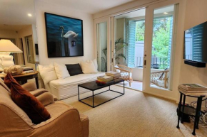 Luxury 2 Bedroom Apartment With Elegant Interiors, Sydney